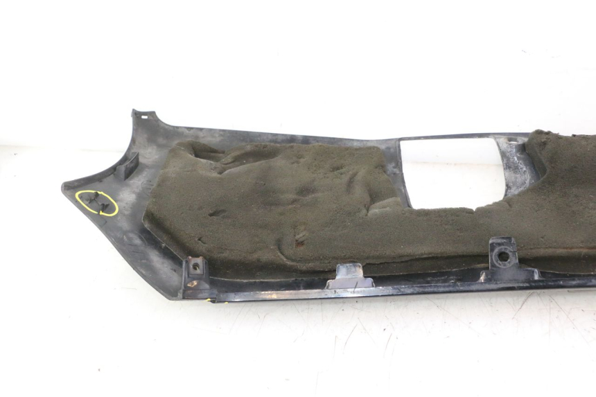 photo de BAS DE CAISSE GAUCHE SUZUKI BURGMAN EXECUTIVE ABS 650 (2006 - 2012) - Points de fixation