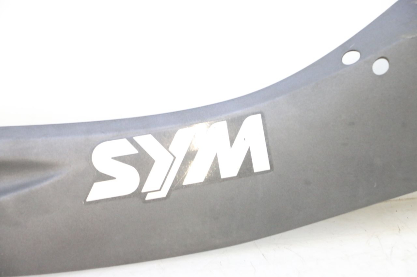 photo de BAS DE CAISSE GAUCHE SYM GTS EVO 125 (2009 - 2013) - Gros plan technique