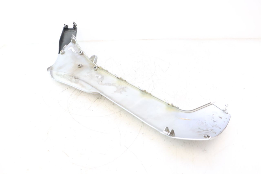 photo de BAS DE CAISSE GAUCHE PIAGGIO MP3 125 (2006 - 2014) - Gros plan technique
