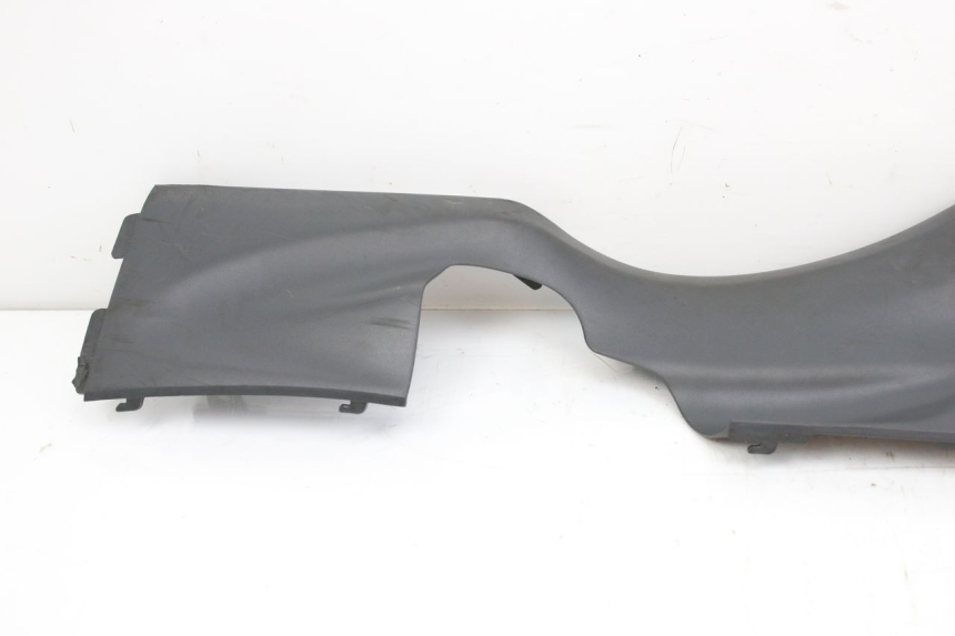 photo de BAS DE CAISSE GAUCHE SUZUKI UH BURGMAN 125 (2002 - 2006) - Gros plan technique