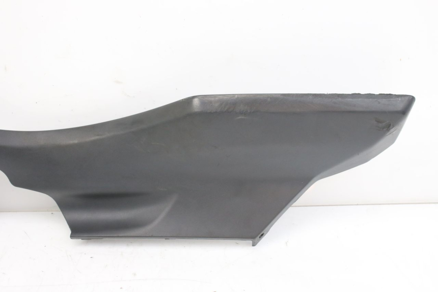 photo de BAS DE CAISSE GAUCHE SUZUKI UH BURGMAN 125 (2002 - 2006) - Marquages et références