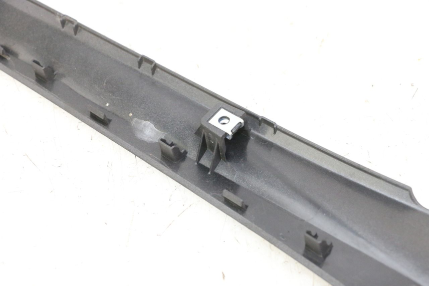 photo de BAS DE CAISSE GAUCHE YAMAHA XMAX X-MAX 125 (2021 - 2025) - Autre angle de vue