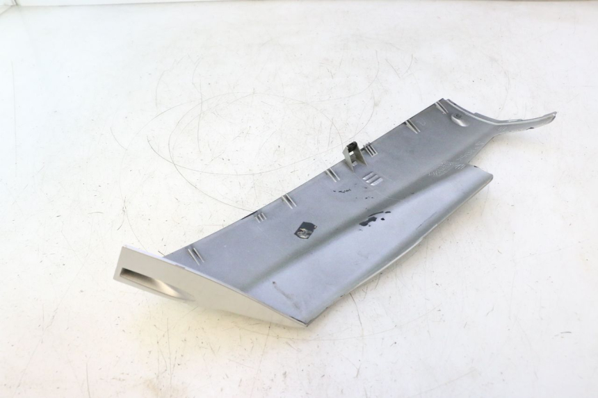 photo de BAS DE CAISSE GAUCHE YAMAHA YP MAJESTY 125 (2002 - 2006) - Gros plan technique