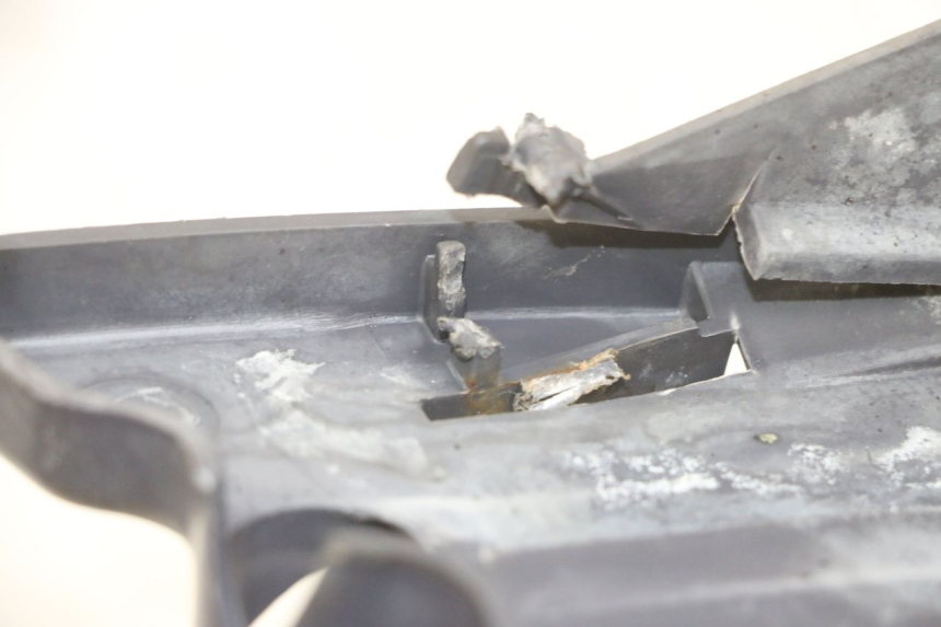 photo de BAVETTE ARRIERE PEUGEOT VIVACITY 100 (1999 - 2008) - Gros plan technique