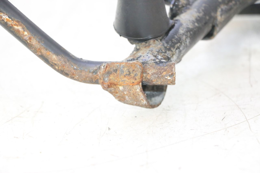 photo de BEQUILLE CENTRALE PEUGEOT SATELIS 125 (2013 - 2018) - Gros plan technique