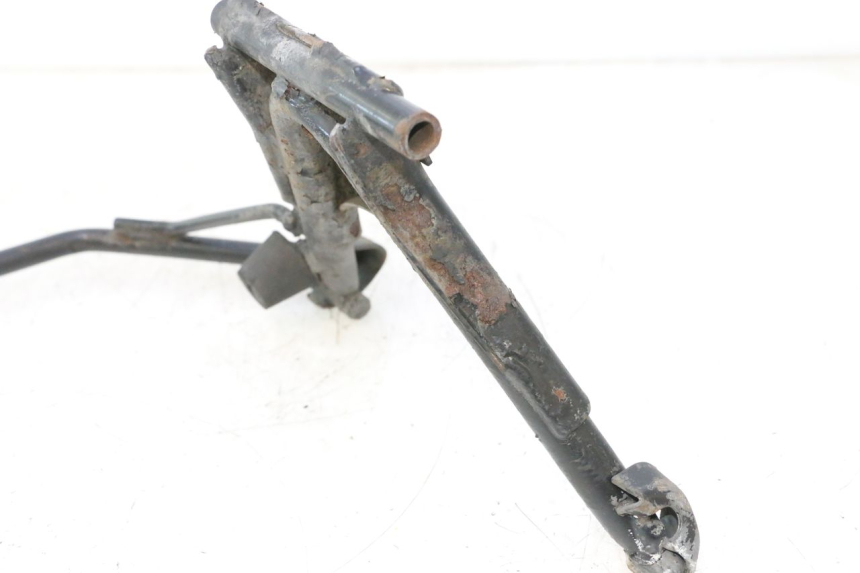 photo de BEQUILLE CENTRALE PEUGEOT SATELIS 125 (2013 - 2018) - Gros plan technique