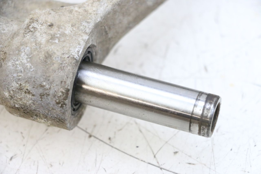 photo de BIELLETTE AMORTISSEUR HONDA NSR R 125 (1994 - 2003) - Gros plan technique