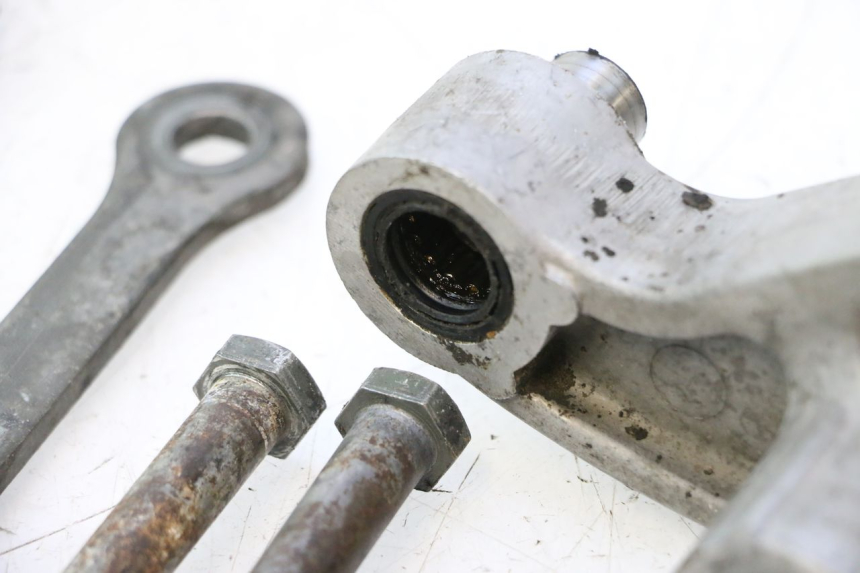 photo de BIELLETTE AMORTISSEUR YAMAHA YZF R GENESIS 750 (1993 - 1998) - Points de fixation