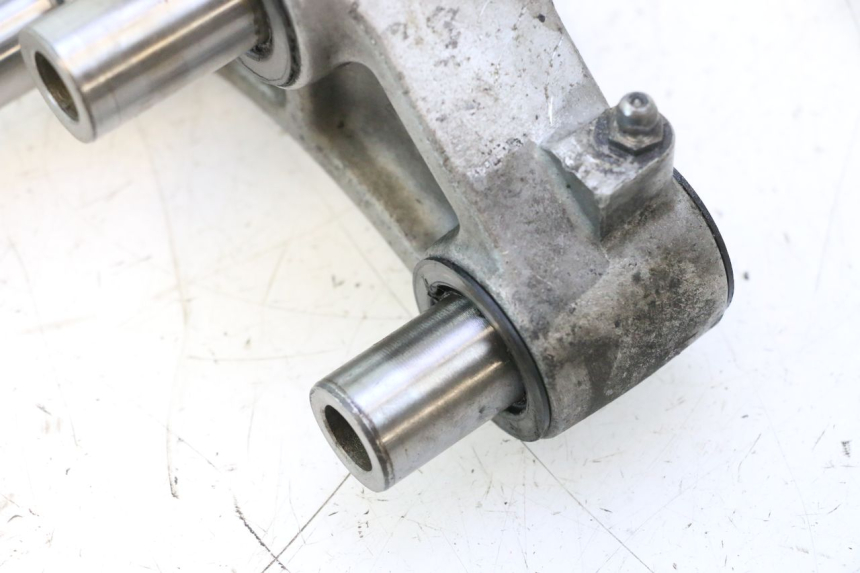 photo de BIELLETTE AMORTISSEUR KAWASAKI ZZR 600 (1995 - 2004) - Gros plan technique