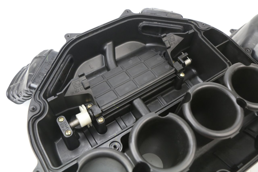 photo de BOITE A AIR HONDA CBR 929 RR FIREBLADE 900 (2000 - 2001) - Autre angle de vue