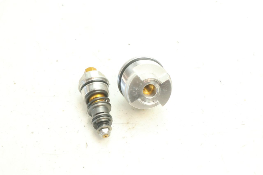 photo de BOUCHON FOURCHE YAMAHA YZF R6 600 (2008 - 2009) - Autre angle de vue
