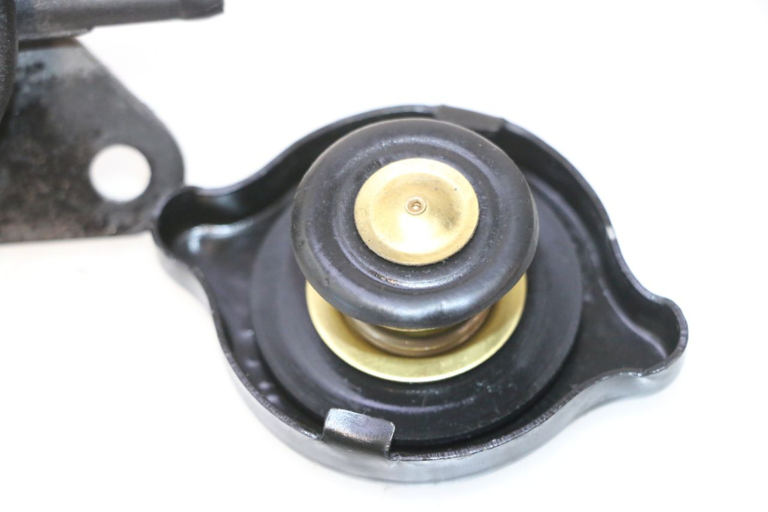 photo de BOUCHON RADIATEUR SUZUKI BURGMAN 125 (2007 - 2014) - Autre angle de vue