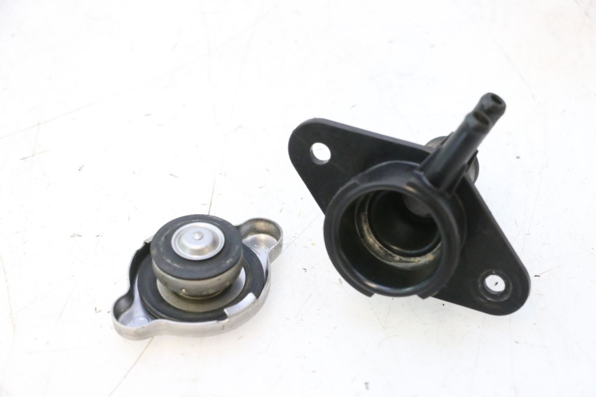 photo de BOUCHON RADIATEUR YAMAHA FJR 1300 (2001 - 2005) - Zoom état d’usage