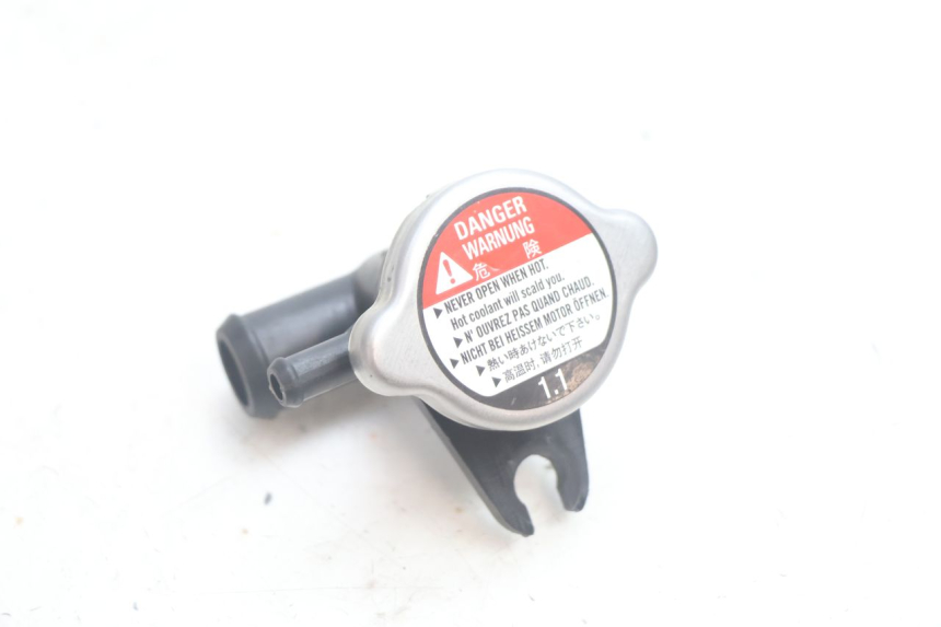 photo de BOUCHON RADIATEUR HONDA FJS SILVER WING SILVERWING 400 (2005 - 2008) - Zoom état d’usage