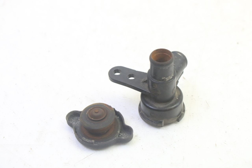 photo de BOUCHON RADIATEUR KAWASAKI GPX R WARBIRD 600 (1988 - 1993) - Zoom état d’usage