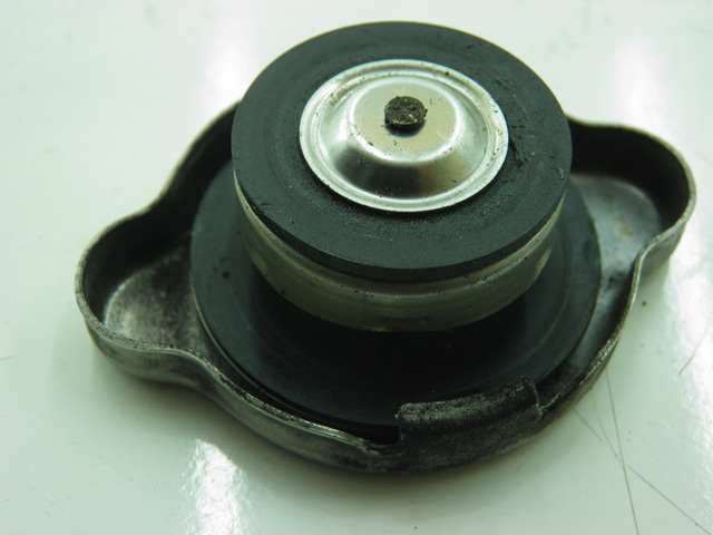 photo de BOUCHON RADIATEUR HONDA FES S-WING SWING 125 (2007 - 2015)