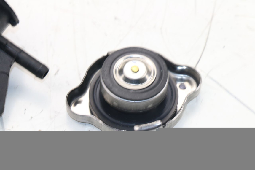 photo de BOUCHON RADIATEUR KAWASAKI J300 300 (2014 - 2017)