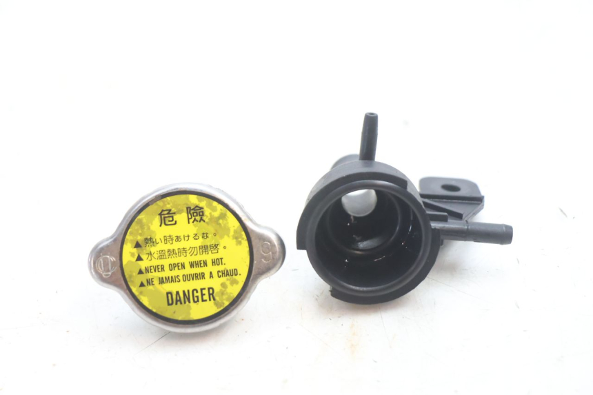 photo de BOUCHON RADIATEUR KYMCO MXU R 250 (2004 - 2010) - Autre angle de vue