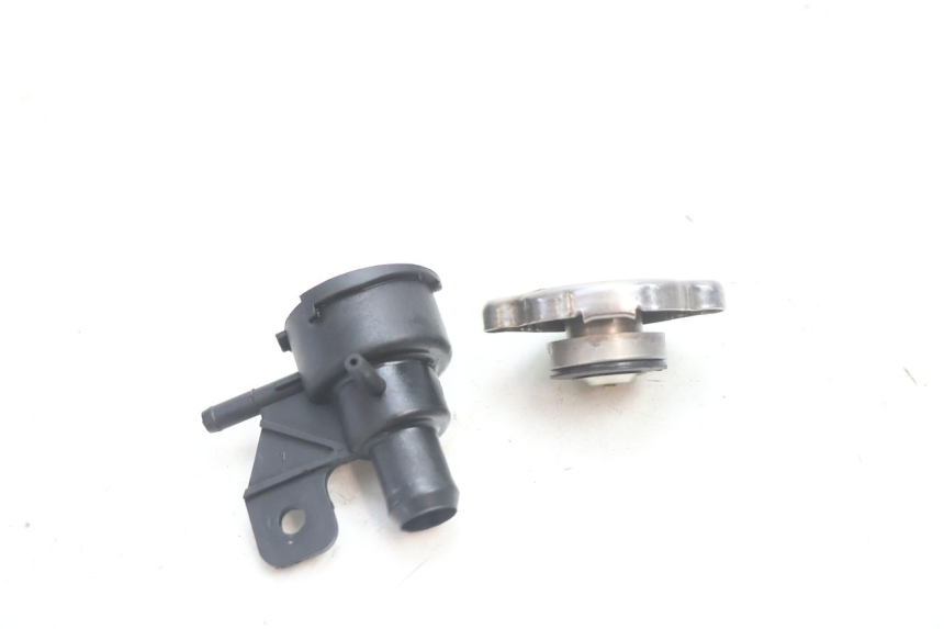 photo de BOUCHON RADIATEUR KYMCO MXU R 250 (2004 - 2010) - Gros plan technique