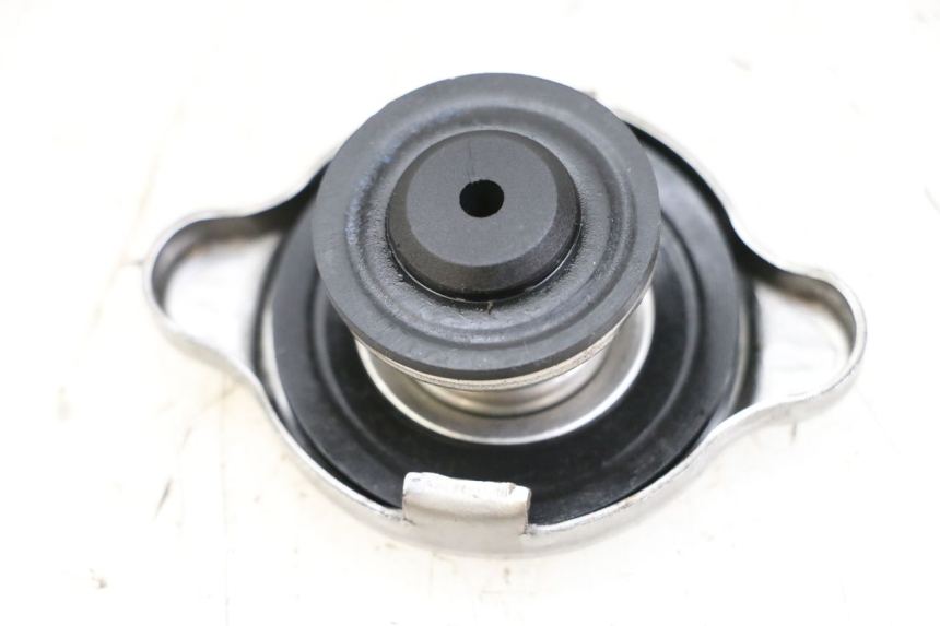 photo de BOUCHON RADIATEUR BMW S RR ABS S1000RR 1000 (2015 - 2018) - Vue principale