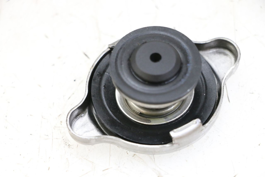 photo de BOUCHON RADIATEUR BMW S RR ABS S1000RR 1000 (2015 - 2018) - Autre angle de vue