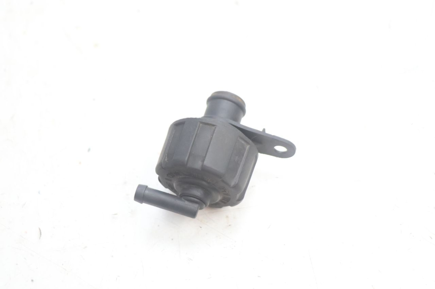 photo de BOUCHON RADIATEUR YAMAHA XMAX X-MAX 125 (2006 - 2009) - Gros plan technique