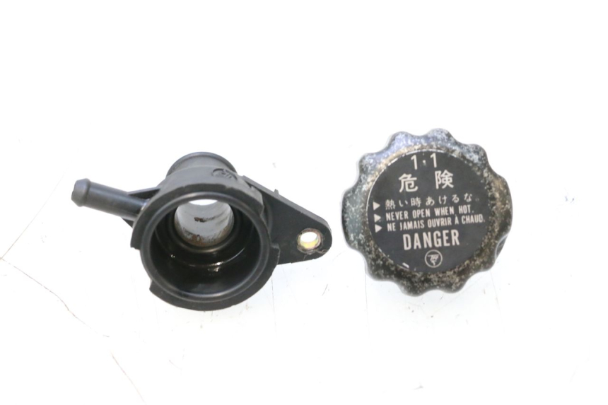 photo de BOUCHON RADIATEUR YAMAHA YP MAJESTY 125 (1998 - 2001) - Autre angle de vue