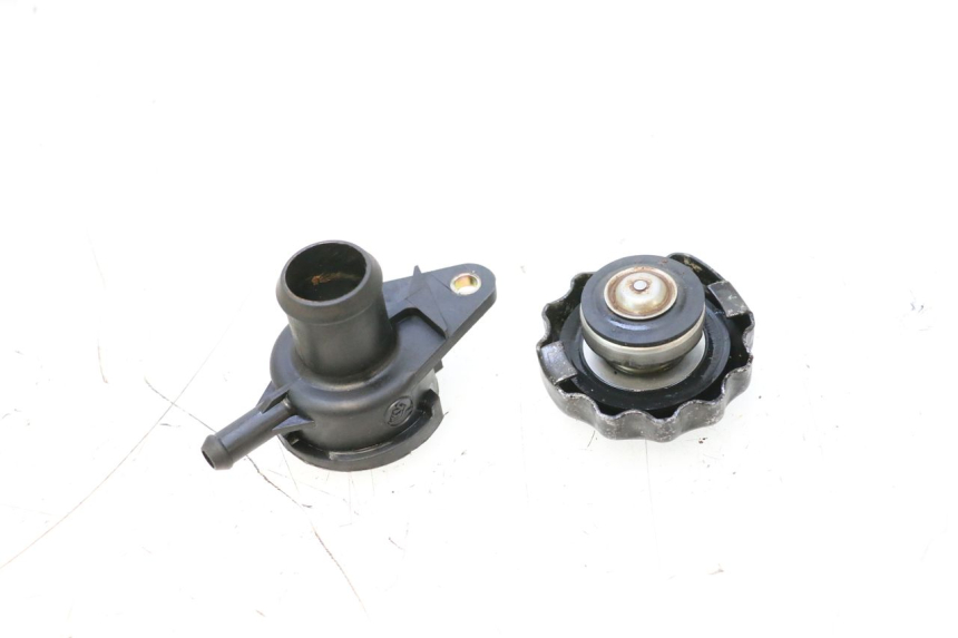 photo de BOUCHON RADIATEUR YAMAHA YP MAJESTY 125 (1998 - 2001) - Gros plan technique