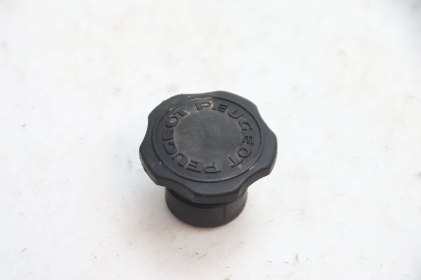 photo de BOUCHON RESERVOIR ESSENCE PEUGEOT 103 SPX CLIP 50 (1989 - 1992) - Détail de la pièce