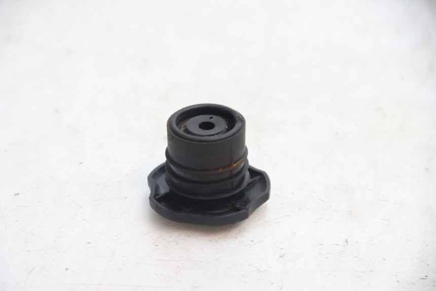 photo de BOUCHON RESERVOIR ESSENCE PEUGEOT 103 SPX CLIP 50 (1989 - 1992) - Zoom état d’usage