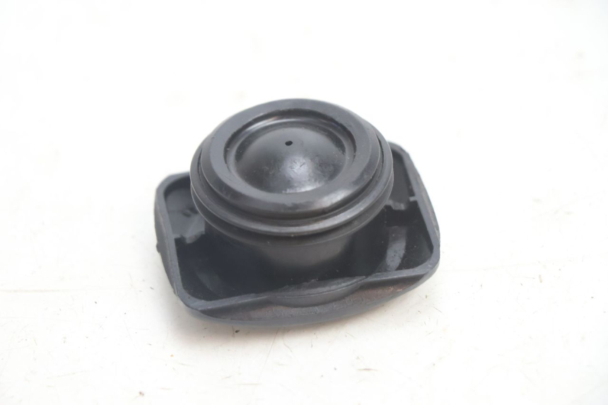 photo de BOUCHON RESERVOIR ESSENCE PEUGEOT BUXY 50 (1993 - 1998) - Autre angle de vue