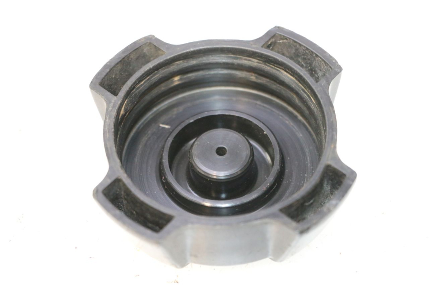 photo de BOUCHON RESERVOIR ESSENCE SUZUKI DR S 600 (1985 - 1989) - Détail de la pièce