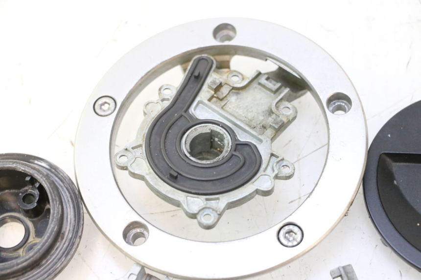 photo de BOUCHON RESERVOIR ESSENCE KAWASAKI ER-6 ER6 N 650 (2005 - 2009) - Détails caractéristiques