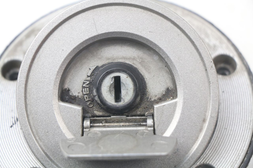 photo de BOUCHON RESERVOIR ESSENCE YAMAHA FJR ABS 1300 (2006 - 2012) - Autre angle de vue