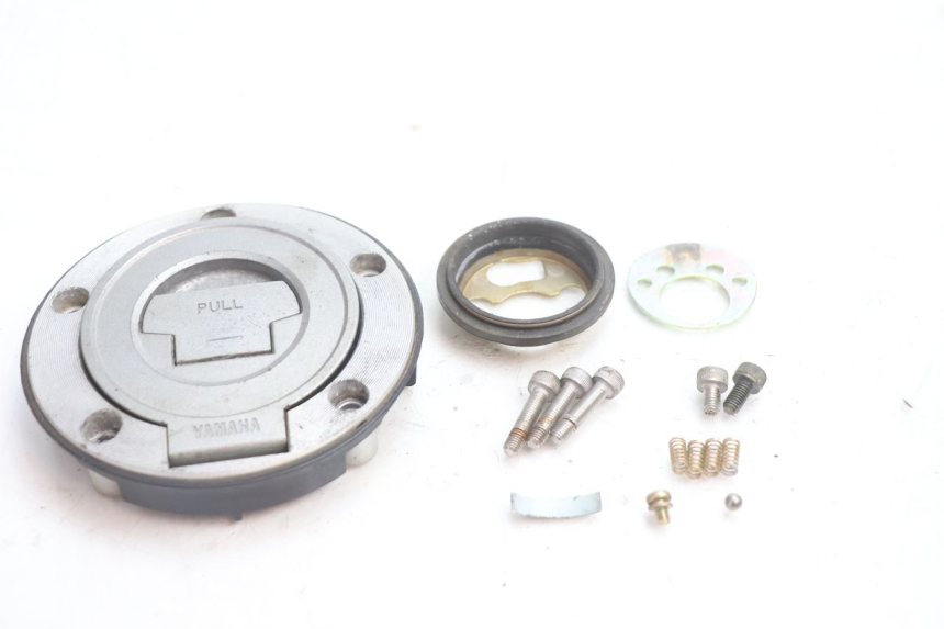 photo de BOUCHON RESERVOIR ESSENCE YAMAHA FJR 1300 (2001 - 2005) - Détail de la pièce
