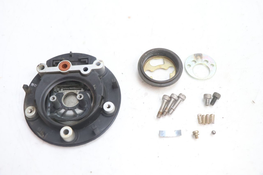 photo de BOUCHON RESERVOIR ESSENCE YAMAHA FJR 1300 (2001 - 2005) - Gros plan technique