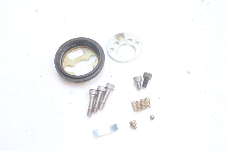 photo de BOUCHON RESERVOIR ESSENCE YAMAHA FJR 1300 (2001 - 2005) - Points de fixation