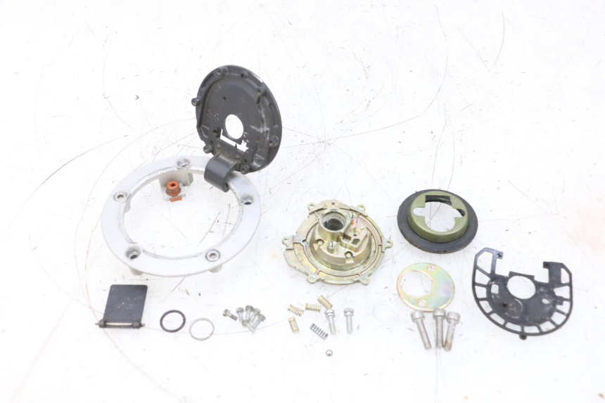 photo de BOUCHON RESERVOIR ESSENCE SUZUKI GSXR GSX-R 1000 (2003 - 2004) - Détail de la pièce