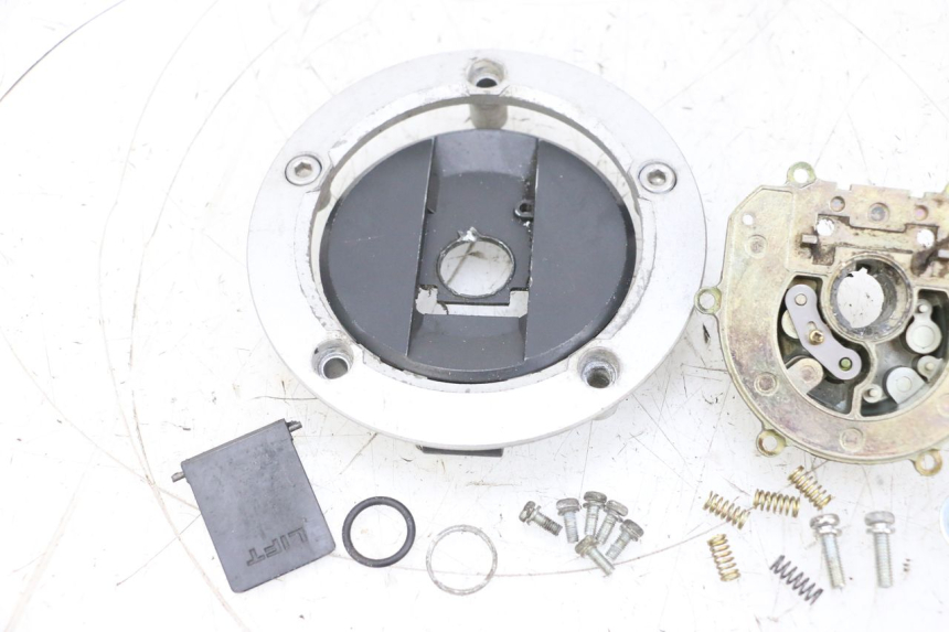 photo de BOUCHON RESERVOIR ESSENCE SUZUKI GSXR GSX-R 1000 (2003 - 2004) - Pièce contrôlée