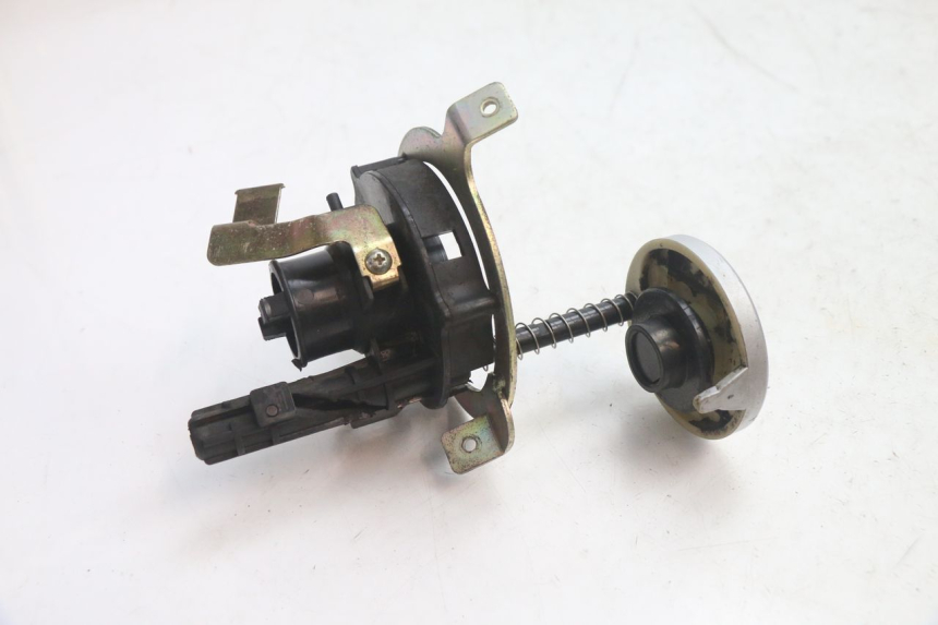 photo de BOUCHON RESERVOIR ESSENCE SYM GTS EVO 125 (2009 - 2013) - Autre angle de vue