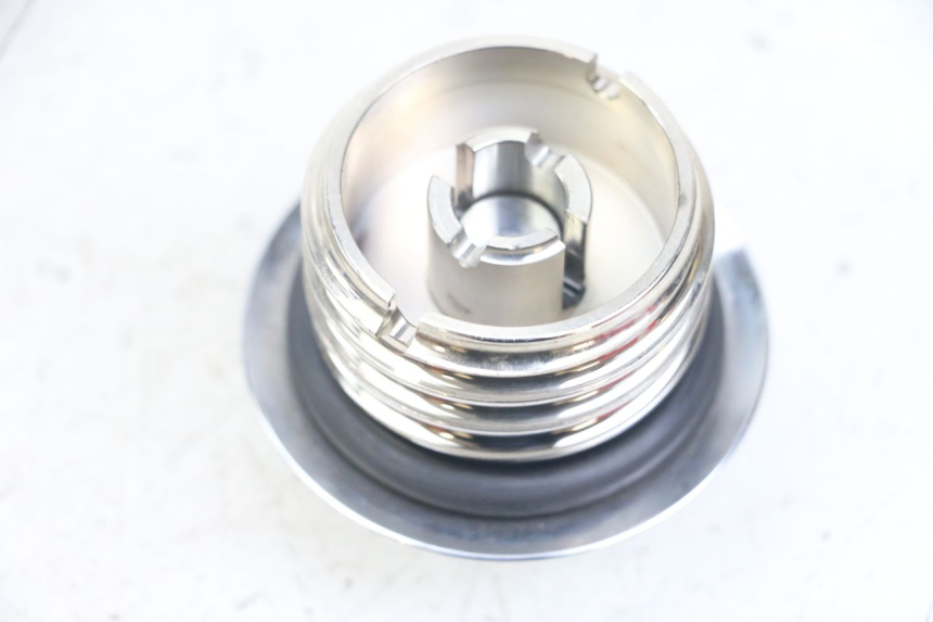 photo de BOUCHON RESERVOIR ESSENCE HARLEY DAVIDSON SPORTSTER XL CUSTOM 1200 (2003 - 2004)