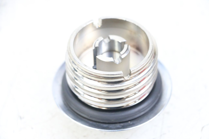 photo de BOUCHON RESERVOIR ESSENCE HARLEY DAVIDSON SPORTSTER XL CUSTOM 1200 (2003 - 2004)