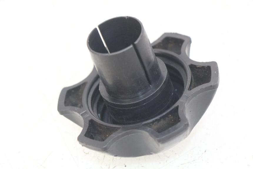 photo de BOUCHON RESERVOIR ESSENCE HONDA CR 80 (2001 - 2003)