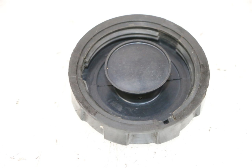 photo de BOUCHON RESERVOIR ESSENCE PEUGEOT KISBEE 4T 50 (2010 - 2017) - Détail de la pièce