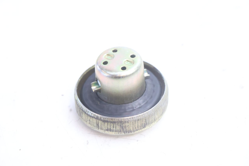 photo de BOUCHON RESERVOIR ESSENCE KYMCO LIKE 125 (2009 - 2016) - Autre angle de vue