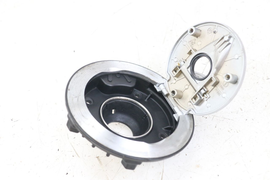 photo de BOUCHON RESERVOIR ESSENCE MOTO GUZZI NORGE 8V GT 1200 (2011 - 2016) - Zoom état d’usage