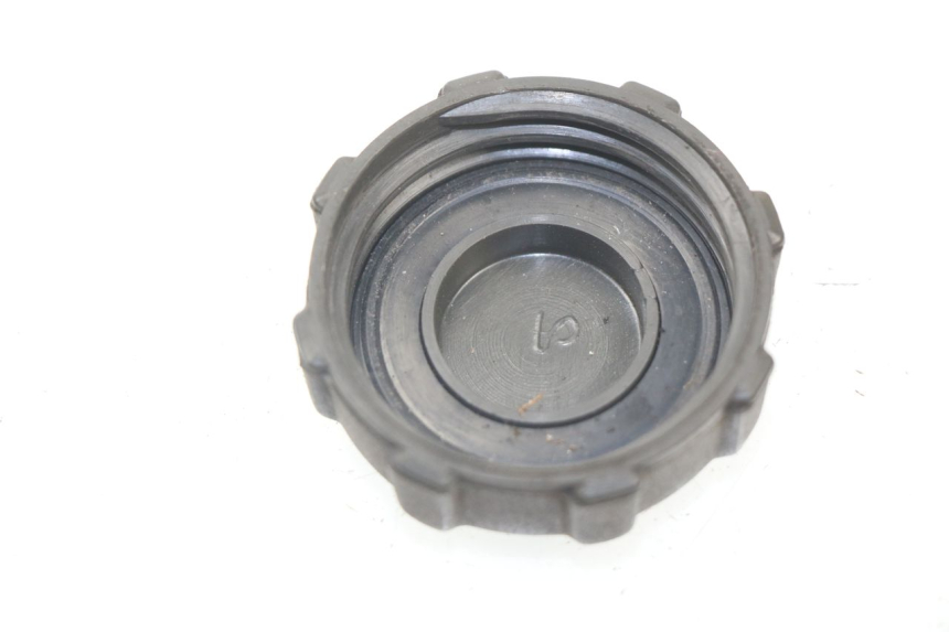 photo de BOUCHON RESERVOIR ESSENCE PIAGGIO HEXAGON LX4 125 (1998 - 2001)