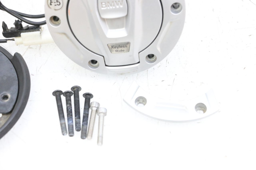 photo de BOUCHON RESERVOIR ESSENCE BMW R GS 1250 (2021 - 2024) - Marquages et références