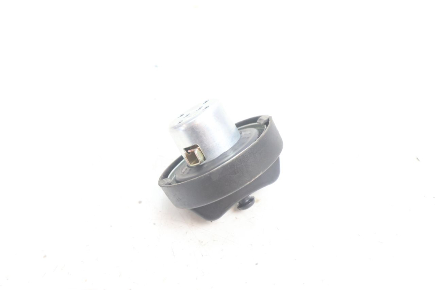photo de BOUCHON RESERVOIR ESSENCE JM MOTORS SANTANA EVO 50 (2024 - 2026) - Autre angle de vue