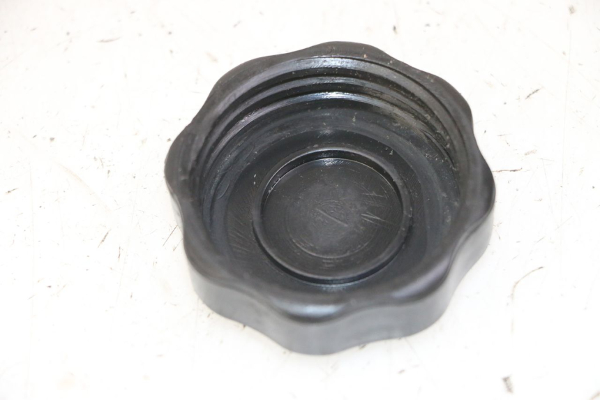 photo de BOUCHON RESERVOIR ESSENCE APRILIA SCARABEO GT TOURING 125 (1999 - 2005)